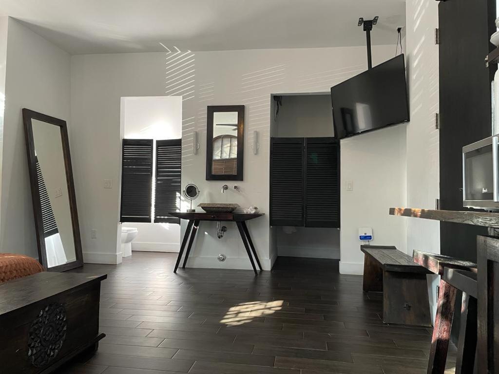 Vive Zen 2 Queen Beds Apartment *